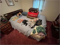 Queen Size Bedroom Suite: Head/Footboard,Mattress;