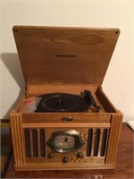 CROSLEY TURNTABLE WITH CASSETTE PLAYER & AM FM