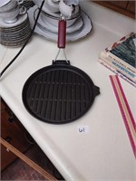 Gold Coast cast iron grill pan with folding