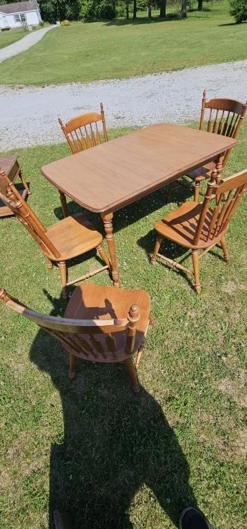 Vintage Dining Room Table and 5 chairs w/ leaf.