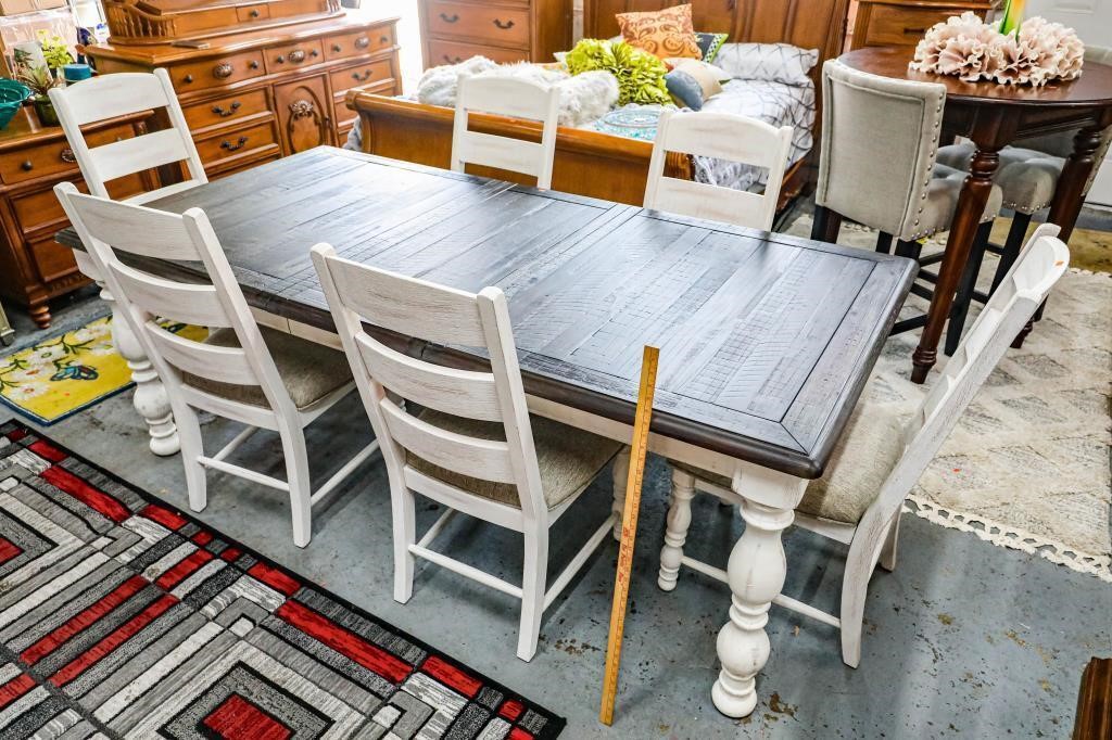 Like New Dinning Room Table w/ 6 Matching Chairs