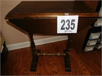 SMALL DROP LEAF LAMP TABLE (24"T,19"W,11"D)