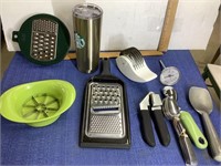 Nice lot of kitchen utensils