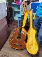 Suzuki Acoustic Guitar w/Case