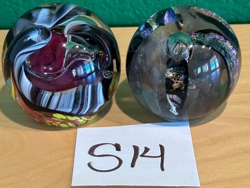 M - LOT OF 2 ARTGLASS PAPERWEIGHTS (S14)