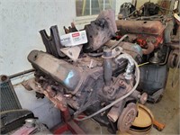 8 CYLINDER MOTOR ON STAND