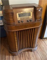 Philco Tube Radio WORKS, (have video if requested)