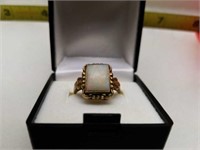 10K Gold Vintage Ladies Opal Ring