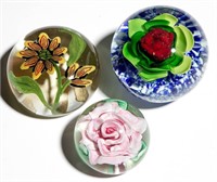 ASSORTED FLORAL LAMPWORK PAPERWEIGHTS, LOT OF