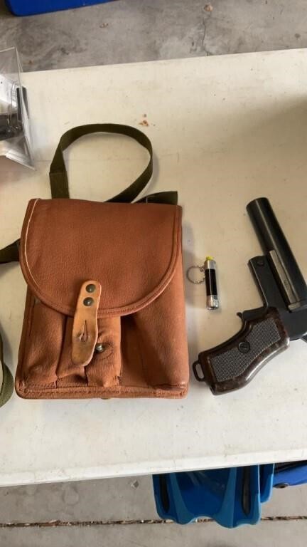 Flare gun w/ leather pouch