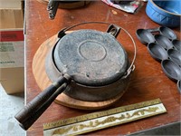 Sidney Halloware cast iron waffle maker