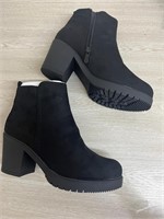 NEW $68 Womens Boot, 9 size