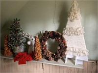 CHRISTMAS DÉCOR INCLUDING YARN TREE, PINECONE