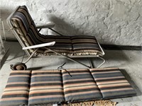 VINTAGE LOUNGER PATIO CHAIR WITH 2 LIKE NEW