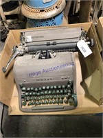 ROYAL MANUAL TYPEWRITER