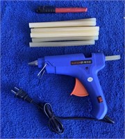 Glue Gun w/extra glue sticks