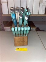 KNIFE BLOCK + KNIVES (INCOMPLETE SET)