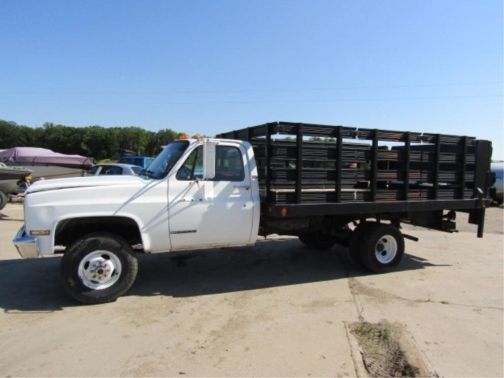 1989 GMC 3500 SLE Sierra 5.7L V8 Auto, 13ft. Flat