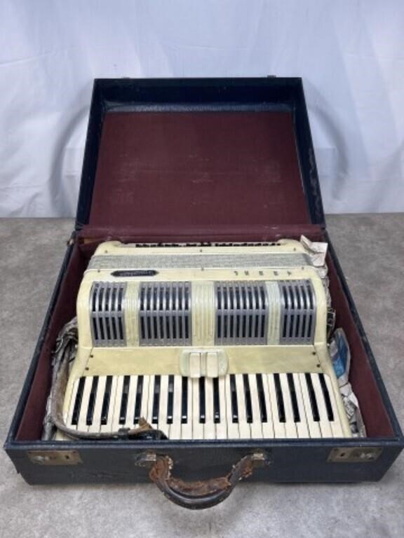 Universal Accordian, Made in Milwaukee with case
