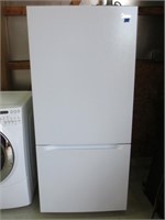 2021 Midea 18.7 cu ft refrigerator with ice maker