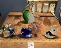 Lot 4 art glass decorative pieces, 3 fish and a