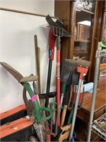 LARGE LOT OF MISC YARD TOOLS W BARREL