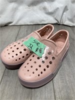 Kids JoyBee Shoes Size J2 (Light Use)