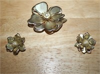 VINTAGE GOLD TONE BROOCH PINS