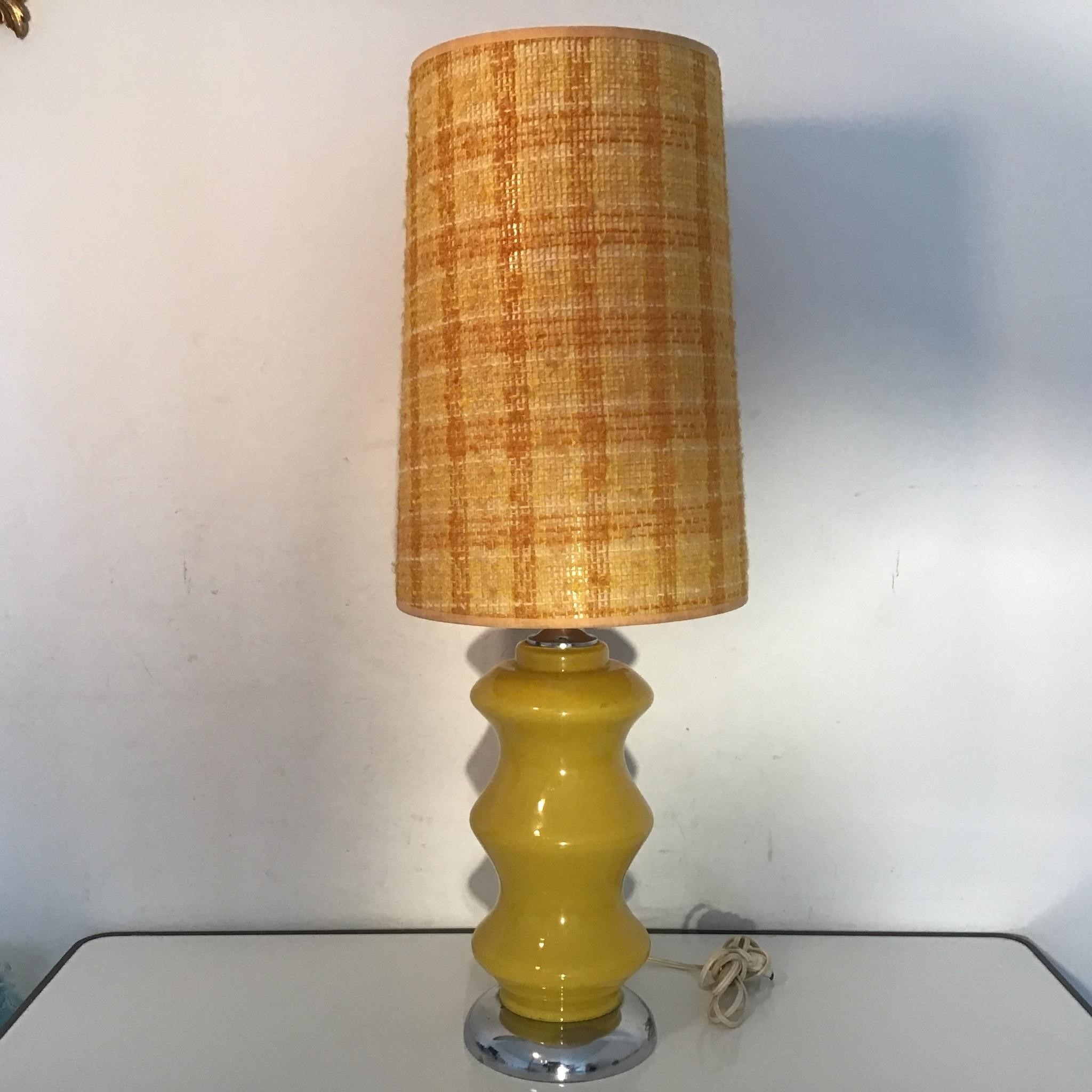VINTAGE YELLOW GLASS TABLE LAMP