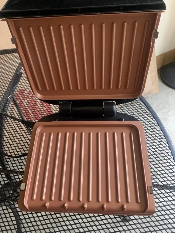 GEORGE FOREMAN GRILL, LIKE NEW INSIDE