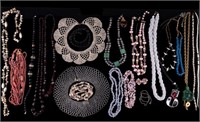 Vintage Necklaces and Pendant (19 pcs)