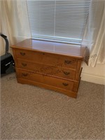 Lane Hope chest with bottom drawer, it's unlocked