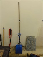 rake, small shovel with telescoping handle