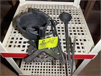 GROUP OF MISC ITEMS INCLUDING CAST IRON COOKING UT