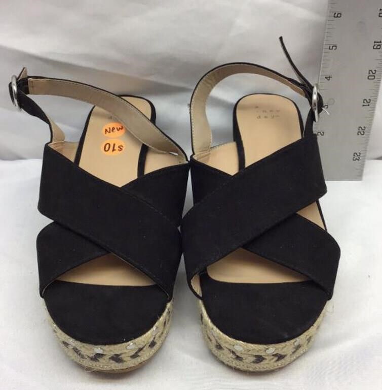 F8) BRAND NEW WOMENS SIZE 9 WEDGE SANDALS