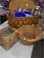 Picknick basket with plates and table cloth