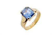 Synthetic spinel & yellow gold ring