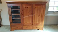 PINE ENTERTAINMENT UNIT BY BROYHILL