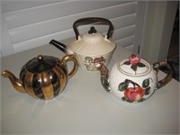 3 Teapots