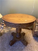 Pedestal Side Table 23x22 & 2 Table Linens