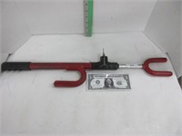 "The club" steering wheel lock w/key