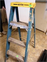 WERNER 4' FIBERGLASS STEP LADDER