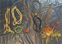 ASSORTED COSTUME JEWELRY NECKLACES