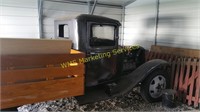 1932 Ford 1-1/2 Ton Flatbed Truck