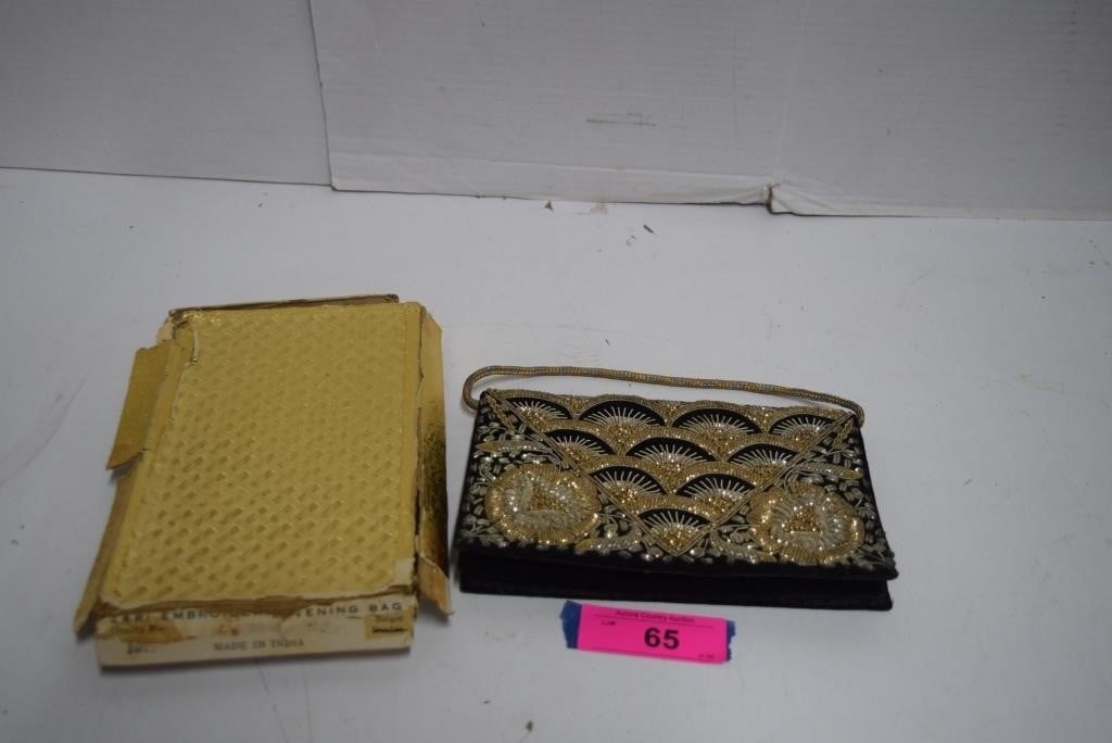 Sold at Auction: LA REGALE: Ladies rectangular flat purse evening
