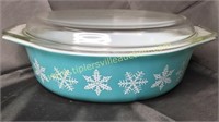 2.5qt Pyrex turquoise snowflake dish with lid-