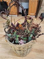 Mixed lot of flowery home decor & basket