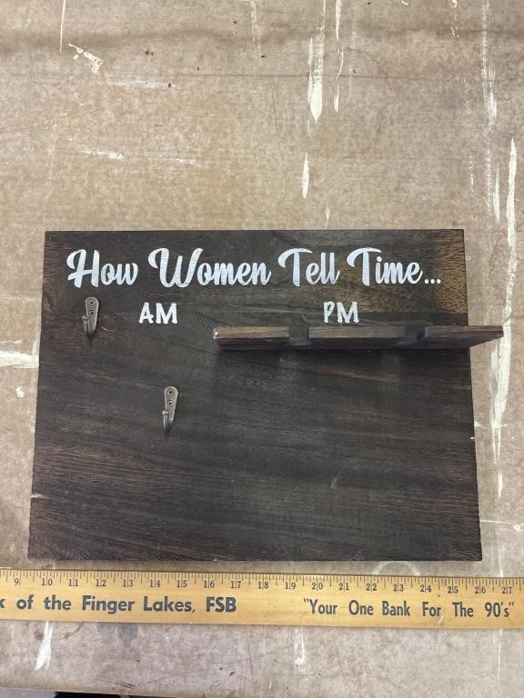 How women tell time wall display
