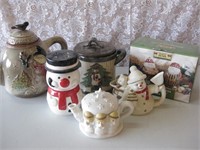 Christmas Tea Pots & Decor