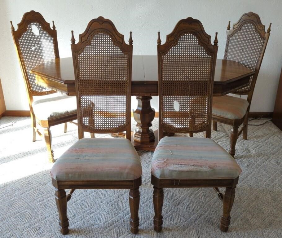 Ethan Allen Dining Table W/4 Chairs & 2 Leafs